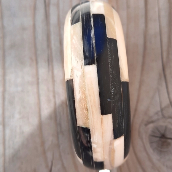 CHUNKY BLACK AND WHITE BANGEL - Picture 4 of 7